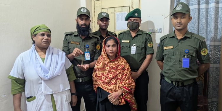 হাসপাতালে রোগীর চেইন ছিনতাইকালে নারী আটক