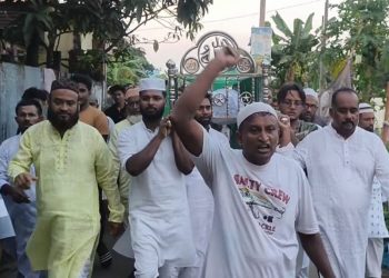 বন্দরে লাশ কাঁধে নিয়ে এলাকাবাসীর বিক্ষোভ, থানা ঘেরাওয়ের হুঁশিয়ারি