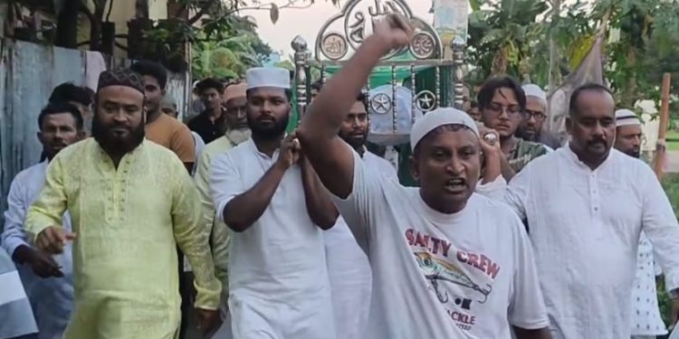 বন্দরে লাশ কাঁধে নিয়ে এলাকাবাসীর বিক্ষোভ, থানা ঘেরাওয়ের হুঁশিয়ারি