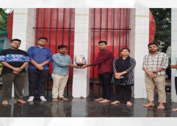 নারায়ণগঞ্জে সমাজতান্ত্রিক ছাত্র ফ্রন্টের উদ্যোগে শহীদ মিনারে পুষ্পস্তবক অর্পণ