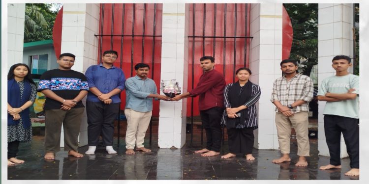নারায়ণগঞ্জে সমাজতান্ত্রিক ছাত্র ফ্রন্টের উদ্যোগে শহীদ মিনারে পুষ্পস্তবক অর্পণ