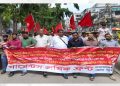 শ্রমিকদের ন্যায্য মজুরি ও পাওনা পরিশোধের দাবিতে নারায়ণগঞ্জে বিক্ষোভ