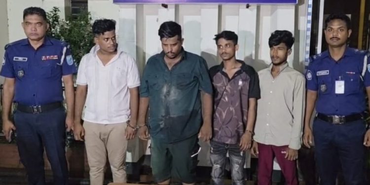 রূপগঞ্জে  মাদক ব্যবসা নিয়ে দুই গ্রুপের অস্ত্রের মহড়া, গুলিভর্তি পিস্তলসহ গ্রেফতার-৪