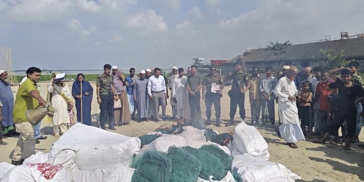 সোনারগাঁয়ে ৪’শ চায়না দুয়ারী জাল জব্দ ও ধ্বংস, ব্যবসায়ীদের জরিমানা
