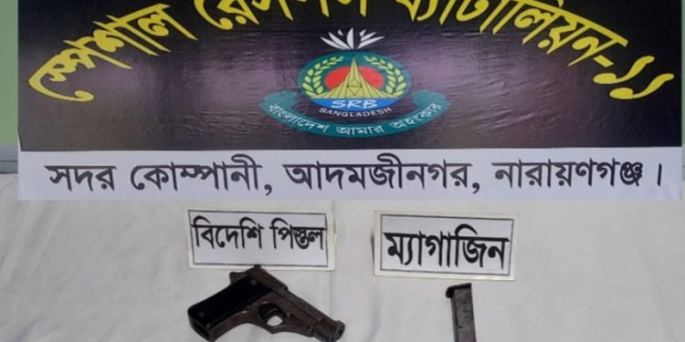 ফতুল্লায় বিদেশী পিস্তল ও ম্যাগাজিন উদ্ধার