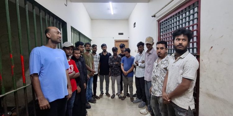 ফতুল্লায় আওয়ামী লীগের মিছিলের প্রস্তুতি কালে ১৬ জন গ্রেপ্তার