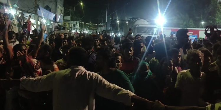 নাসিকের সাবেক কাউন্সিলরকে গ্রেপ্তারে পুলিশকে এলাকবাসির বাঁধা