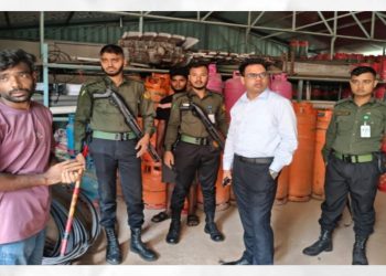 আড়াইহাজারে বেশি দামে এলপিজি গ্যাস বিক্রির দায়ে দুই ব্যবসায়ীকে জরিমানা