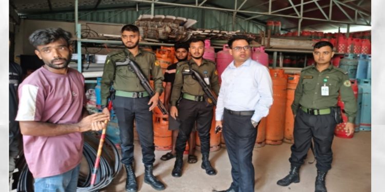 আড়াইহাজারে বেশি দামে এলপিজি গ্যাস বিক্রির দায়ে দুই ব্যবসায়ীকে জরিমানা