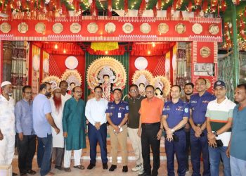 শারদীয় দুর্গাপূজা উপলক্ষে নারায়ণগঞ্জে বিভিন্ন পূজামণ্ডপে ডিসি এসপির পরিদর্শন