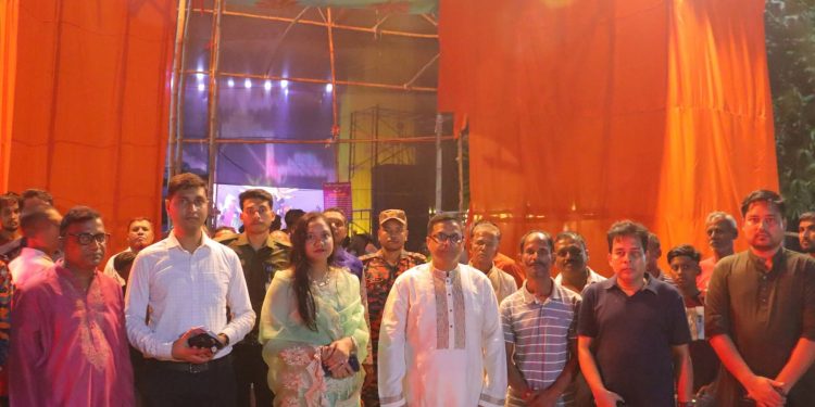 বন্দরে শারদীয় দুর্গাপূজা উপলক্ষে বিভিন্ন পূজামণ্ডপ পরিদর্শনে জেলা প্রশাসক