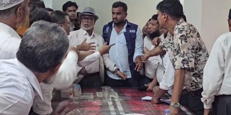 নারায়ণগঞ্জ আদালতে বিএনপিপন্থি দুই পক্ষের আইনজীবীদের মধ্যে হাতাহাতি