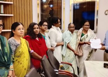 নারী ও শিশুসহ সকলের নিরাপত্তা নিশ্চিত’র দাবিতে ডিসি ও এসপিকে মহিলা পরিষদের স্মারকলিপি প্রদান