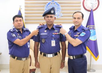 এসআই সানোয়ারকে ইন্সপেক্টর পদে পদোন্নতি, রাংক ব্যাজ পরালেন এসপি