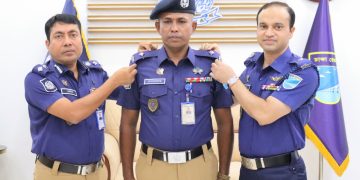এসআই সানোয়ারকে ইন্সপেক্টর পদে পদোন্নতি, রাংক ব্যাজ পরালেন এসপি