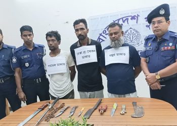 বন্দরে দেশীয় অস্ত্র সহ তিন ডাকাত গ্রেপ্তার