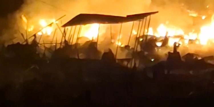 ফতুল্লায় ৩০টি ঝুটের গোডাউনে ভয়াবহ  আগুনে পুড়ে ছাইঁ