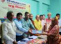 দুর্গাপূজার আনন্দ ছড়িয়ে দিতে মহানগরে ঐক্য পরিষদের বস্ত্র বিতরণ