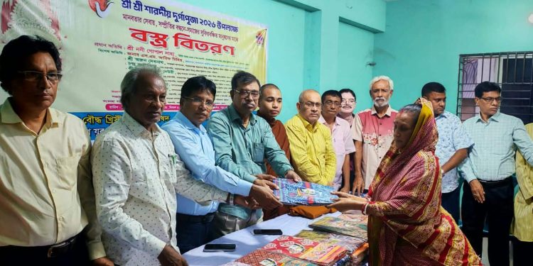 দুর্গাপূজার আনন্দ ছড়িয়ে দিতে মহানগরে ঐক্য পরিষদের বস্ত্র বিতরণ