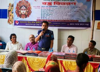 বন্দরে শারদীয় দুর্গোৎসব উপলক্ষে নাঃ’গঞ্জ ঐক্য পরিষদের বস্ত্র বিতরণ