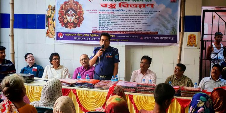 বন্দরে শারদীয় দুর্গোৎসব উপলক্ষে নাঃ’গঞ্জ ঐক্য পরিষদের বস্ত্র বিতরণ