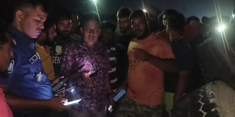 বন্দরে মালবাহী ট্রাক নিয়ন্ত্রন হারিয়ে ফার্নিচারের দোকানে, নিহত ১ ও আহত ৪