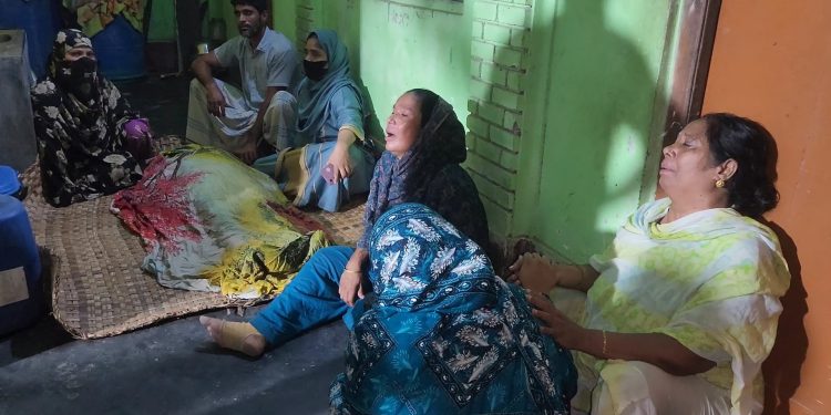 বন্দরে নারীকে কুপিয়ে হত্যা