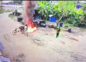 সিদ্ধিরগঞ্জে ফার্নেস অয়েলের গোডাউনে আগুন, আধা ঘণ্টায় নিয়ন্ত্রণে